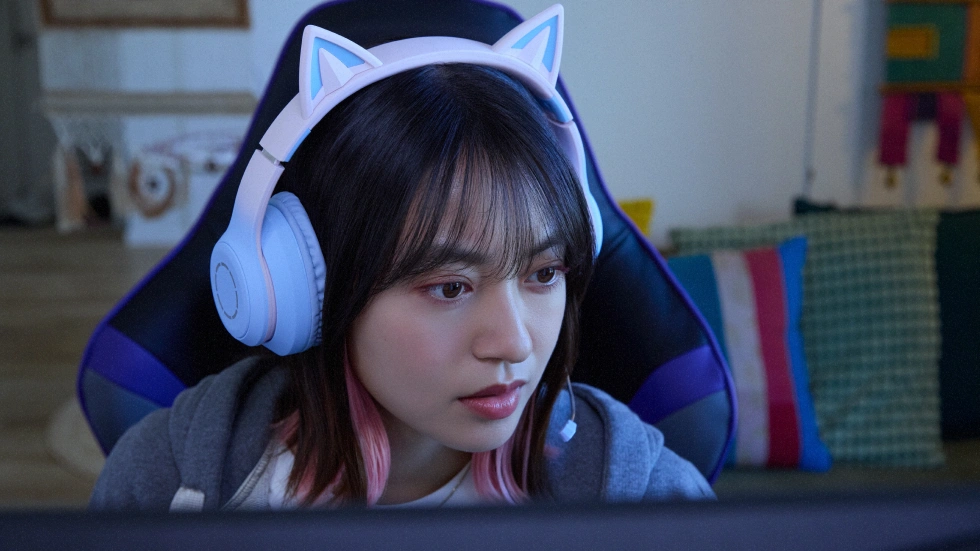 ヘッドセットを着けて画面を見るゲーム配信者