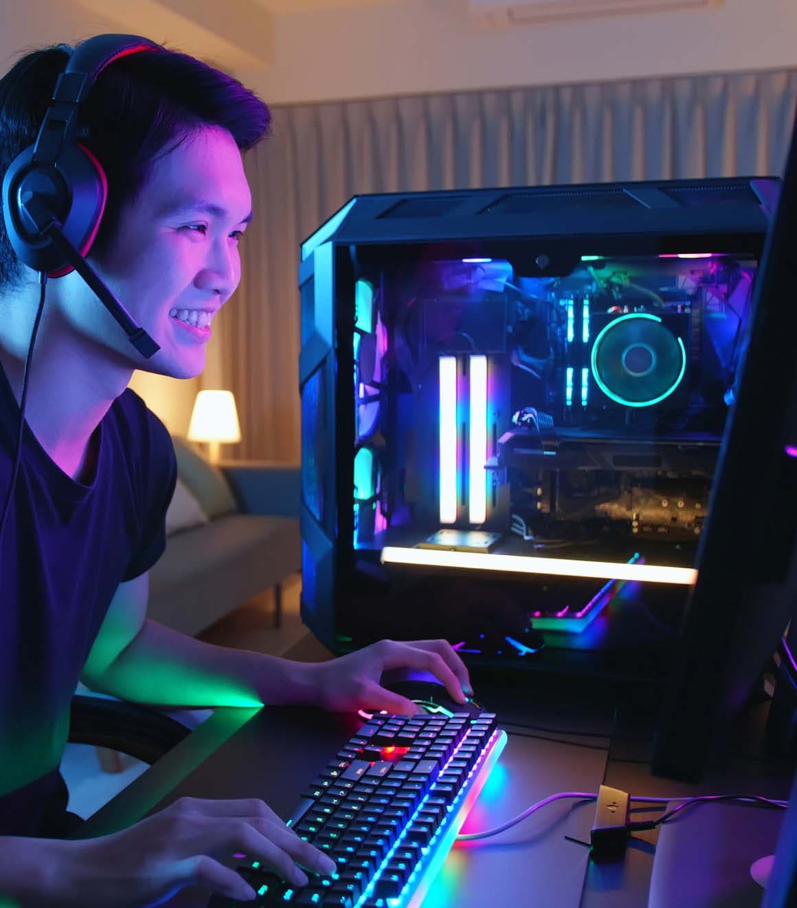 ゲームをプレイするPCとノートン 360 for Gamersの公式イメージ