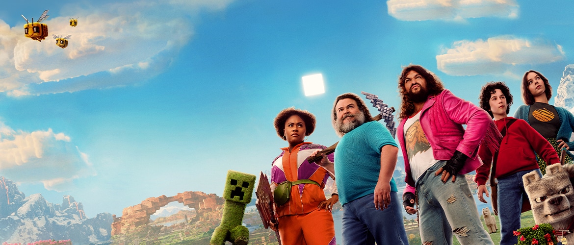 映画『マインクラフト／ザ・ムービー』のキーアート。ブロックでできた世界で、主要キャスト5人がクリーパーやミツバチと一緒に空を見上げる