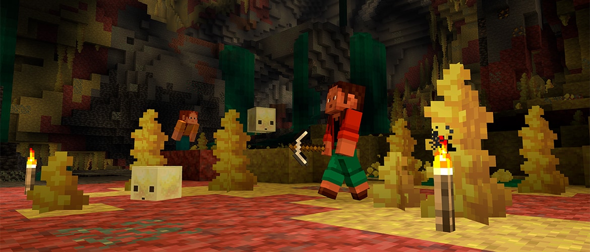 たいまつが灯る洞窟で、弓を構えたプレイヤーと黄色い植物が並ぶMinecraftの場面